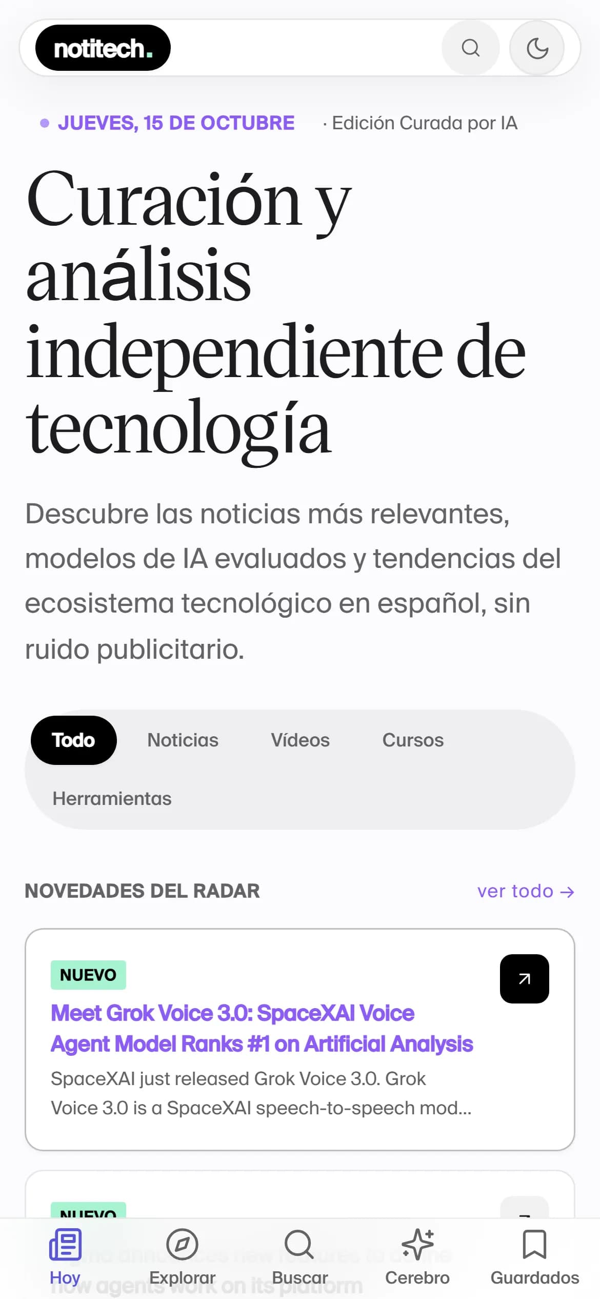 Portada de NotiTech en un móvil, con el feed en una sola columna y la barra de pestañas inferior.
