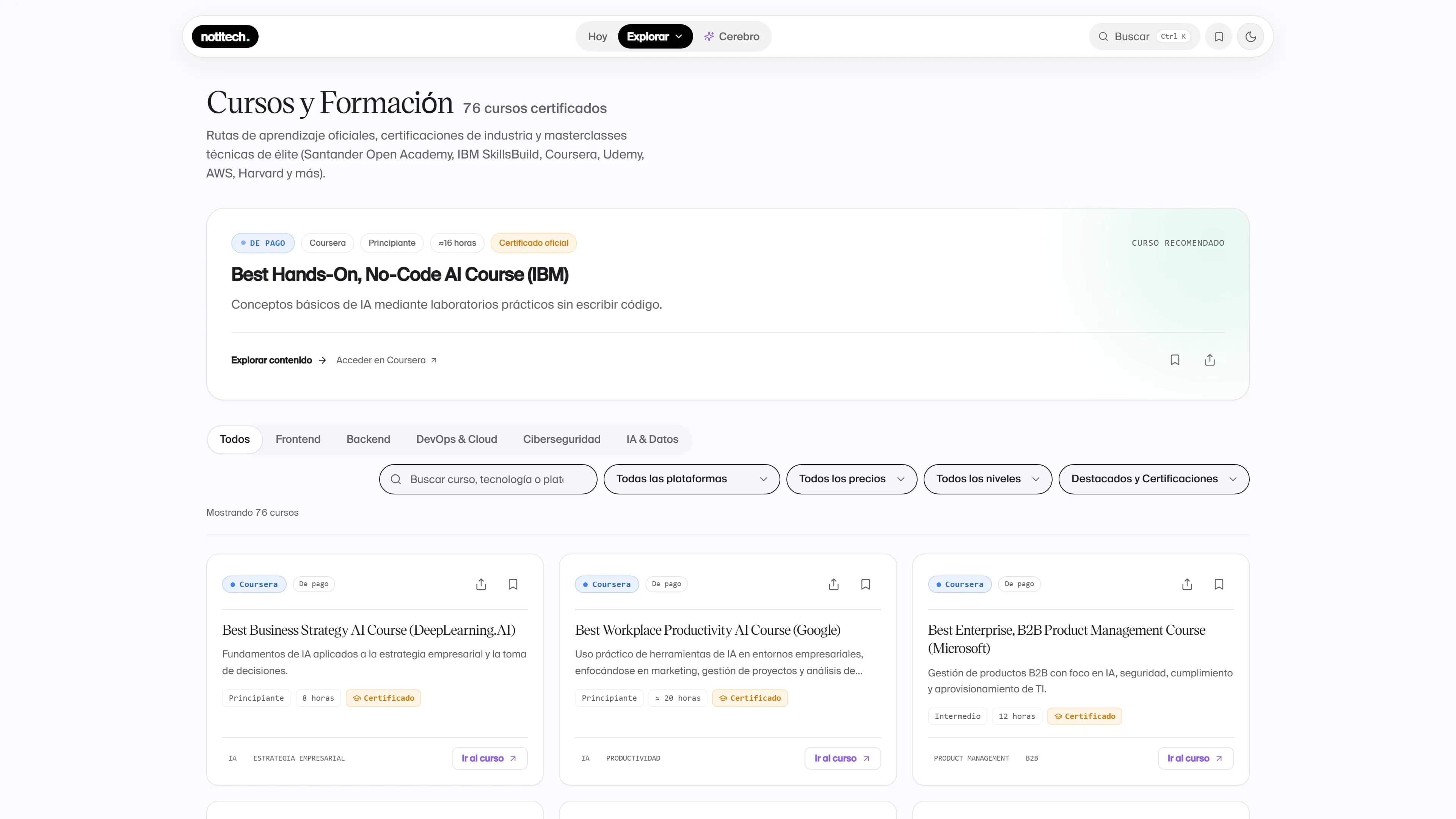 Catálogo de cursos con un curso recomendado, filtros por especialidad, plataforma, precio y nivel, y tarjetas con duración y certificado.
